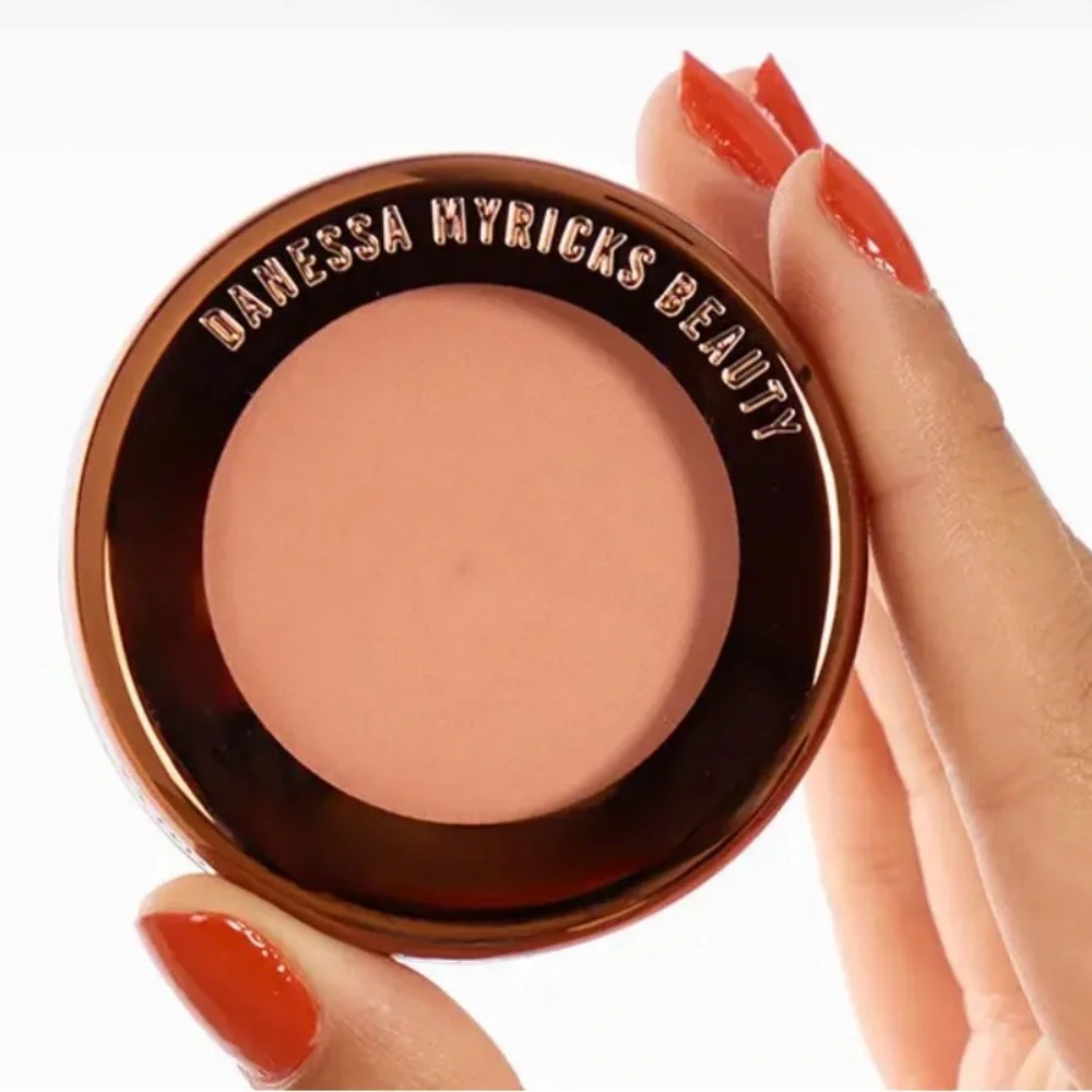 DANESSA MYRICKS BEAUTY Yummy Skin Blurring Powder In Lowkey (Peachy Gold)